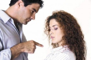 ثلاثيني يطلق زوجته في الشارع لرفضها الخروج في "محل ملابس"