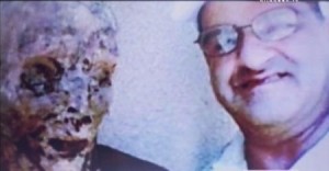 بالفيديو: اشتاق لوالدته… فنبش قبرها… والتقط سيلفي معها