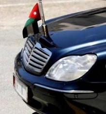 سيارات حكومية ترفض الامتثال لأوامر شرطي المرور