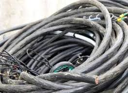 سرقة "كوابل" كهرباء تحت تهديد السلاح لمن يراهم من المواطنين في ضاحية الرشيد