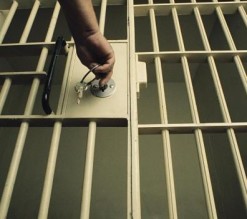 محام يقاضي محافظ الكرك بدعوى "حجز الحرية" إثر توقيفه رجلين دون سند قانوني"