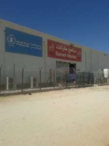 بالصور .. مطالبات بانهاء أحتكار "سامح مول" لبيع المواد الغذائية داخل مخيم الازرق