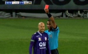 شاهد بالفيديو... أسرع حالة طرد للاعب بديل في تاريخ كرة القدم