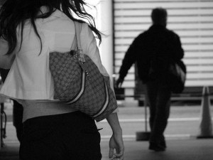 فتاه 17 عاماً وصديقها يحطمان واجهة نادي ليلي في الصويفية .. والسبب !!