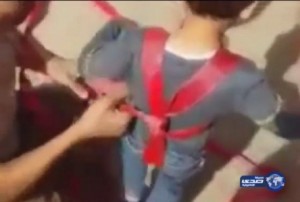 بالفيديو...يخاطر بحياة ابنه لفتح باب الشقة بعدما نسي المفتاح!