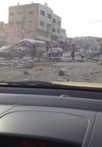 بالصور ... تجدد احداث الشغب واغلاق الطريق الرئيسي بالحجارة والاطارات المشتعلة في عين الباشا