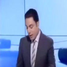 بالفيديو... متصل يصيب مذيع الجزيرة بهيستيريا "انا عارفك يا سفيه"..!