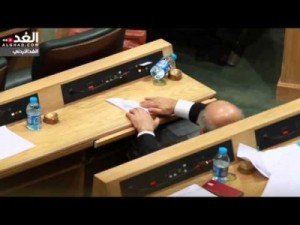 بالفيديو... اخر صرعات النواب .. نائب يحاول صناعة صاروخ ورقي تحت القبة
