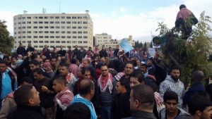 جماهير الفيصلي تحتشد امام البرلمان وتطالب باسقاط الادارة .. صور