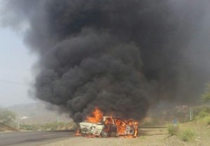 6 اصابات اثر حادث تصادم ادى الى اشتعال مركبة على الدوار الخامس