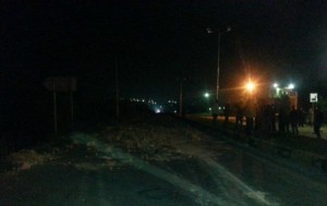 اصابة شخصين بمشاجرة عشائرية في قرية ابدر واغلاق مثلث حاتم- ابدر...والأمن يتدخل بالمسيل