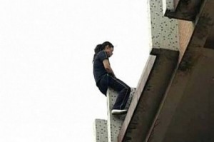 أربعينية تحاول الانتحار من سطح منزلها بعد أن ضربها زوجها وابنها في مرج الحمام