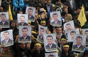 دحلان يظهر تدريجياً في غزة.. والآلاف ضد عباس