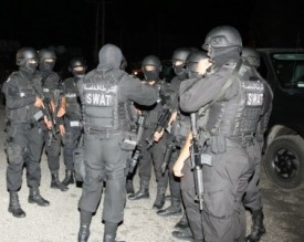 القبض على مجرمين خطيرين بعد رصد تحركاتهم ثم مداهمة منازلهم في الرصيفة