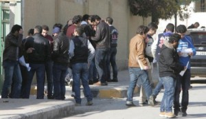 التوجيهي... اعتداء على شرطي ونقله للمستشفى .. واعتداء على مركبة تابعة للأمن في السلط