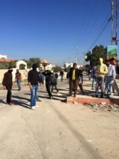 بالصور...ملثمون امام احدى قاعات التوجيهي في الرمثا.. و"التربية" تنقل الدراسة الخاصة منها