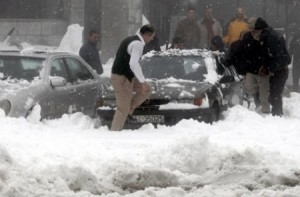 تهافت على تخزين الخبز والغاز والكاز لمواجهة المنخفض الثلجي