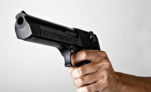 طالب توجيهي يشهر "مسدسا" بوجه رئيس القاعة ومساعده في عمان!!