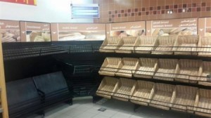 بالصور .. حالة تسوق "مجنونة " تخلي مولا من البضائع