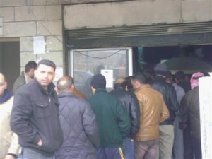 الكرك: مشاجرات في المخابز ومحطات البنزين و الشرطة تتدخل لضبط عملية التسوق