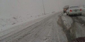 320 مركبة محاصرة طريق اربد - عمان و عجلون .. و الدفاع المدني ينقل حالة ولادة بعجلون