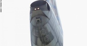 كلمة "باي باي" على ذيل طائرة تجارية تثير القلق لدى طاقمها..!!