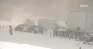 فيديو مرعب.. ارتطام 120 سيارة بحوادث متتالية ومميتة على الثلج