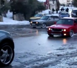 بالفيديو..تفحيط يعطل السير أمام سيارات إحداها تحمل "حالة طارئة" مقابل مستشفى الجامعة