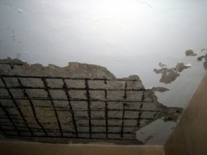 سقوف بيوت تسقط على اصحابها في مخيم حطين