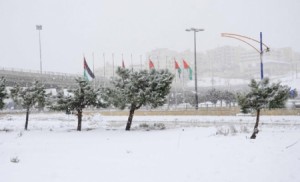 انخفاض ملموس على درجات الحرارة وفرص للثلوج على المرتفعات الخميس