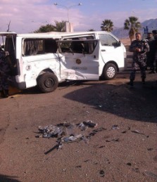 بالصورة...إصابة 11 شخص اثر حادث سير وقع بين باص سياحي وباص لقوات الدرك في العقبة