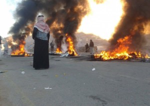 بالصور ... تجدد الاحتجاجات في وادي رم واغلاق الطريق الرئيسي بالحجارة والاطارات المشتعلة