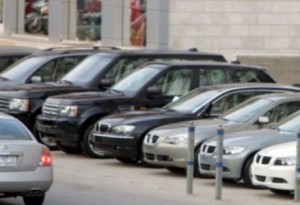 سطو بالأسلحة النارية والبيضاء على معرض سيارات بالكرك