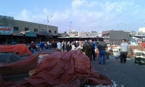 بالصور.. مئات شاحنات الخضار والفواكه متكدسة أمام حسبة اربد بعد إضراب التجار