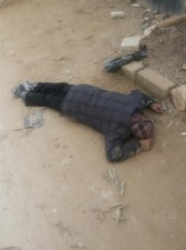 بالصور..العثور على جثة مواطن ملقاة على قارعة الطريق بالرصيفة
