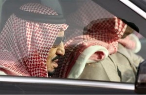 العاهل السعودي يقيل رئيس الاستخبارات وبندر بن سلطان ونجلين للملك الراحل من مناصبهم