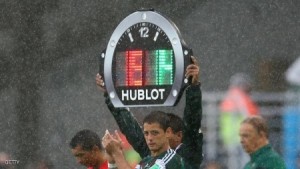 فيفا يدرس تغييرا رابعا وإلغاء "العقاب الثلاثي"