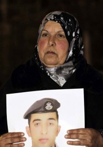 والــدة الشهيد الطيار معاذ الكساسبة بخيــــر ..ووضعهـــا الصحي مستقر