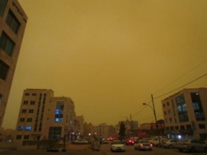 تحذير من موجة رياح قوية وغبار تسبق المُنخفض الجوي يوم الثلاثاء