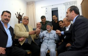 الفلسطينيون يتعرفون على من دس السم لعرفات