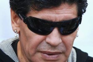 مفاجأة بالصور.. لن تصدق شكل مارادونا بعد عملية تجميل في وجهه!