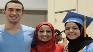 بالصور.. من الولايات المتحدة.. الآلاف يتضامنون مع الطلاب المسلمين الذين قتلوا رميا بالرصاص