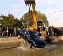 4 وفيات من عائلة واحدة بتدهور مركبة وسقوطها داخل قناة الملك عبدالله