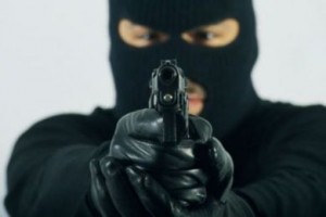 بالصورة.. لاعب يهدد حكم بمسدس وبندقية خلال المباراة!