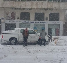 بالصور..."جت" تسهم بآلياتها بفتح الطرق التي اغلقتها الثلوج
