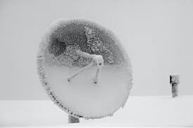 عمان: ..سيدة تطلب مساعدة لإزالة الثلج عن الستالايت