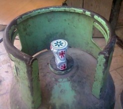 بالفيديو ... ختم الغاز الجديد" الانكماشي " لم يوقف التلاعب بأوزان الاسطوانات وسرقتها