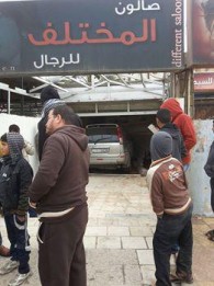 بالصور.. سيارة تقودها سيدة تقتحم صالون حلاقة في ضاحية الامير علي!