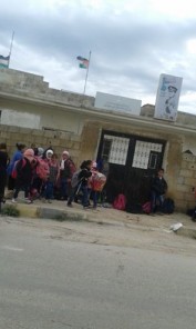 بالصور.. بني كنانة: طلبة أطفال ينتظرون بالبرد فتح باب المدرسة فمن المسؤول؟