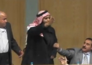 بالفيديو... فوضى تحت القبة والطراونة يطلب اخراج الرياطي